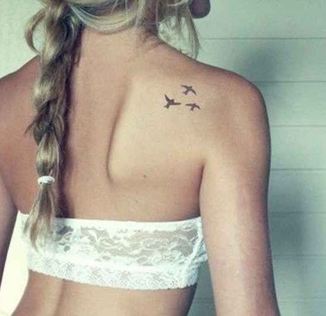 Girl Shoulder Tattoos, Anchor Tattoo Wrist, Tattoos On Shoulder, Bird Shoulder Tattoos, Bird Tattoo Back, Tiny Bird Tattoos, Bird Tattoos For Women, Blade Tattoo, Shoulder Blade Tattoo