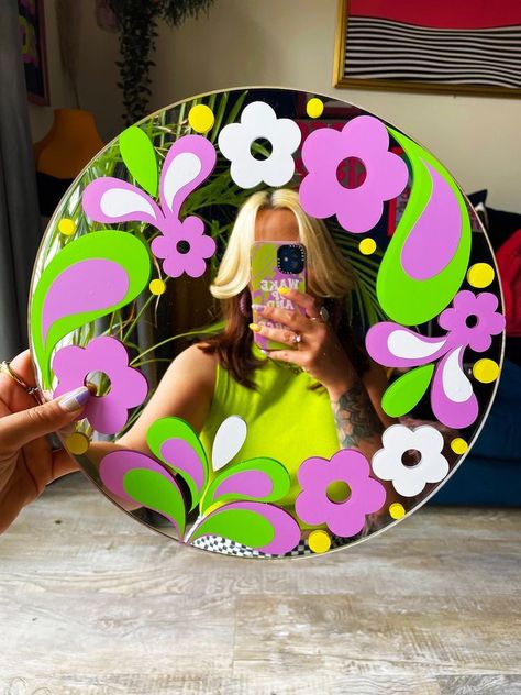 Funky Mirrors, Painted Mirror Art, Circle Mirror, Retro 60s, Creation Deco, Mirror Painting, Acrylic Mirror, Command Strips, Room Makeover Inspiration