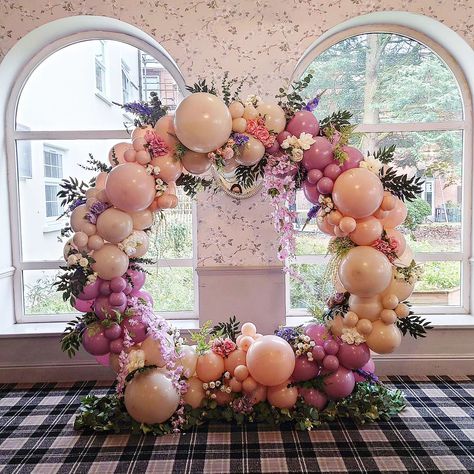 What a wonderfully whimsical set up this was 🌸 #balloonsandflowers #dressmyspace #balloonhoop #pastelballoons #aliceinwonderlandparty #balloonssolihull #solihullvenue #venuesinsolihull Wildflower Balloon Arch, Balloon Arch With Flowers, Balloon Flower Arch, Wildflower Party Theme, Floral Balloon Arch, Wildflower Party, Wildflower Baby Shower, Floral Balloons, Pastel Balloons