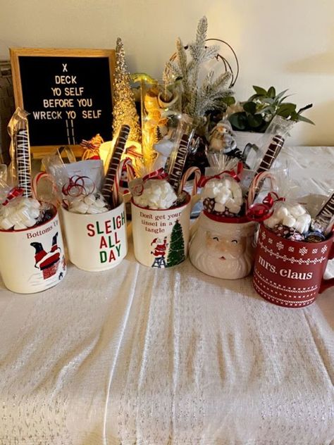 Diy Holiday Gifts For Friends, Hot Cocoa Diy Christmas Gift, Hand Crafted Christmas Gift Ideas, Hot Chocolate Present, Christmas Cups Gifts Ideas, Hot Chocolate Box Gift Ideas, Hot Chocolate Basket Ideas, Small Gifts For Coworkers Christmas, Christmas Work Gifts