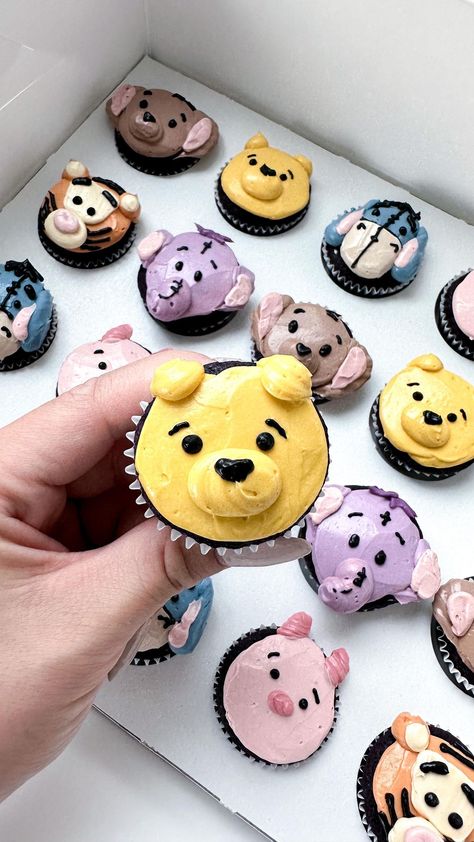 Cute And Easy Cupcakes, Decoration For Cupcakes, Easy Dinosaur Cupcake Ideas, Food Theme Cupcakes, Winnie The Pooh Cupcake Cake, Disney Character Cupcakes, Disney Cake Ideas Easy, Cute Cupcake Designs Easy, Cupcakes Decoration Cute