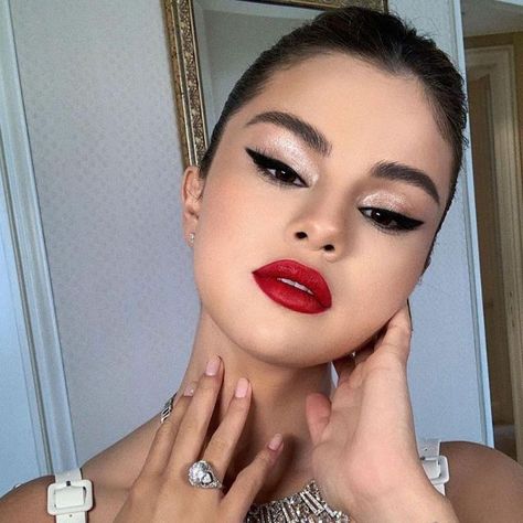 Selena Gomez Latest, Festival Makeup Tutorial, Selena Gomez Makeup, Red Lips Makeup Look, Festival Makeup Rave, Festival Makeup Glitter, Red Lip Makeup, Marc Jacobs Beauty, Makijaż Smokey Eye