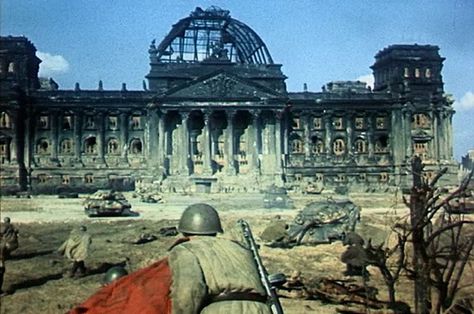 Reichstag Building, Berlin 1945, Ww2 History, Historical Images, Red Army, Pearl Harbor, Military Art, Ancient Rome, Color Of Life
