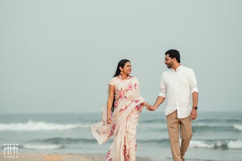 Saree at the beach unexpectedly turned out to be a great retro idea Beach Saree Photoshoot, Beach Saree, Western Couples, Pre Wedding Photoshoot Beach, Pre Wedding Photoshoot Props, Photo Mood, Photoshoot Outdoor, Wedding Photoshoot Props, Pre Wedding Photoshoot Outdoor