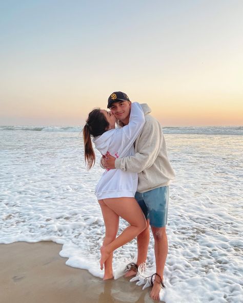 Punta Cana Couple Pictures, Diy Couple Beach Pictures, Couples Beach Pictures Instagram, Vacation Pics With Boyfriend, Beach Captions With Boyfriend, Punta Cana Aesthetic, Couples Beach Pics, Beach Pictures Couples, Couples Beach Pictures