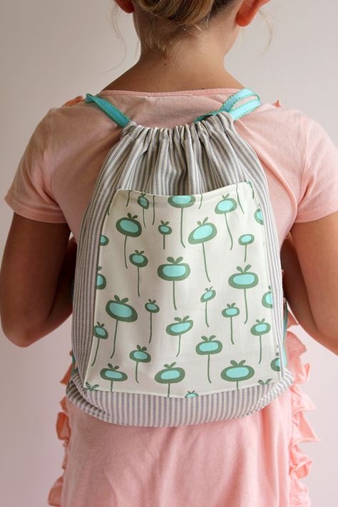 @alice lois made a #DIY drawstring backpack. This would be the perfect thing to make for a child before they head off to camp this summer. /ES Sew Ins, Oppgaver For Barn, Simple Sewing Tutorial, Drawstring Bag Pattern, Kids Drawstring, Sewing 101, Beginner Sewing, Fabric Purses, Beginner Sewing Projects Easy