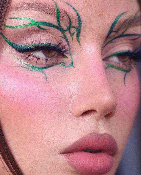 Bodypainting, Graphic Makeup Eyeliner, Unique Eyeliner Looks, Unique Eyeliner, Serum Blush, Men Wearing Makeup, Dragon Makeup, Hippie Makeup, Soft Make-up