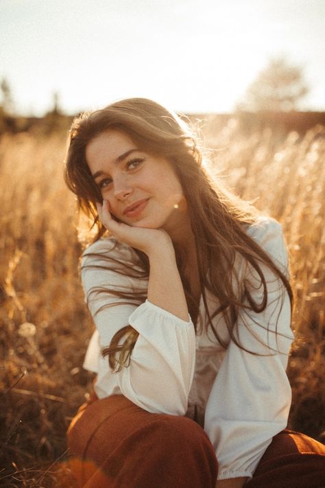 Female Portrait Poses, Senior Photoshoot Poses, Outdoor Portrait Photography, Senior Photography Poses, Headshots Women, Senior Photo Poses, Outdoor Portrait, Nature Photoshoot, Portrait Photography Women