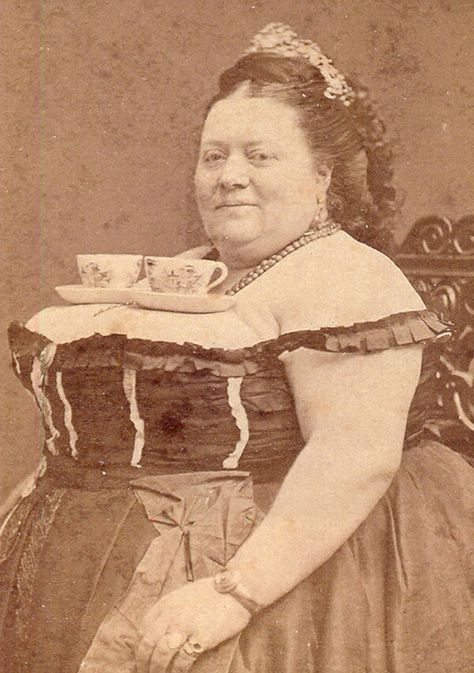 A Unique Tea Setting For Two Vintage Funny Photos, Funny Vintage Photos, Scary Photos, Victorian Photography, Weird Photography, Weird Vintage, Creepy Vintage, Victorian Portraits, Victorian Pictures