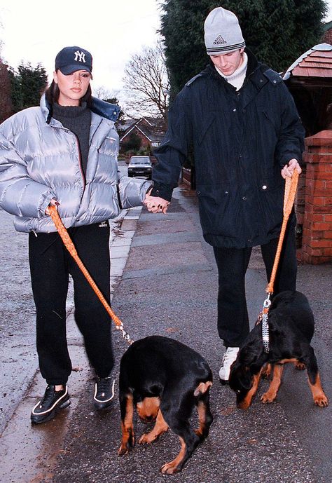 David and Victoria Beckham walking two dogs in 1997 Victoria Beckham Winter Style, Victoria Beckham Young, Victoria Beckham Wedding Dress, Victoria Beckham Wedding, Victoria Beckham Makeup, Spice Girls Outfits, Victoria Beckham Short Hair, Beckham Suit, Victoria Beckham Hair