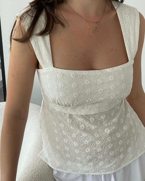 Eyelet Fabric, Stil Inspiration, Eyelet Top, Backless Design, Mode Ootd, Mein Style, Outfit Look, White Eyelet, European Summer
