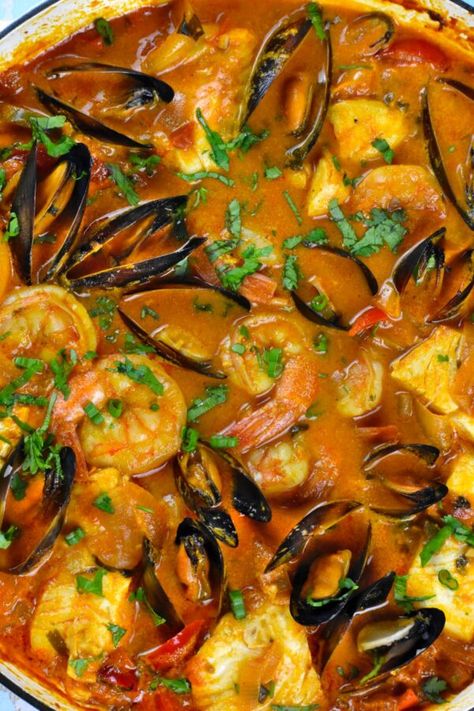 Moqueca (Brazilian Seafood Stew) - GypsyPlate Shellfish Recipes, Essen, Brazilian Recipes, Brazilian Fish Stew, Brazilian Dishes, South American Recipes, Latin Recipes, Portuguese Food, Seafood Stew