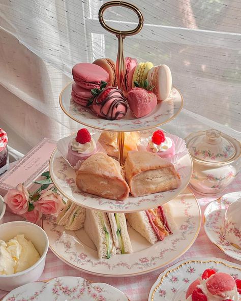 Sweet 16 Tea Party, Tea Party Desserts, High Tea Food, Fairy Food, Vintage Tea Parties, Cute Bakery, Girly Birthday Party, Tea Party Cake, Afternoon Tea Recipes