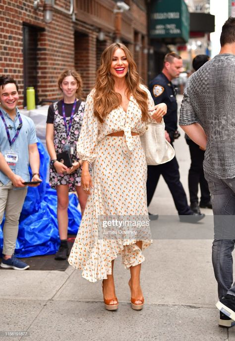 Sofia Vergara Dresses Casual, Sofia Vergara Outfits Summer, Sofia Vergara Fashion Style, Sophia Vergara Street Style, Sofia Vergara Casual Outfits, Sophia Vergara Style, Sofia Vergara Street Style, Sofia Vergara Dress, Sofia Vergara Style