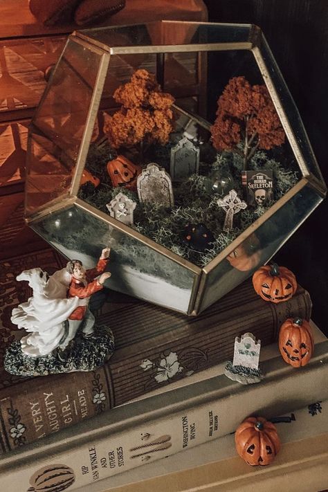 Halloween Terrarium, Lantern Terrarium, Terrarium Craft, Dark Fae, Chic Halloween Decor, Halloween Fairy Garden, Halloween Diorama, Halloween Lantern, Halloween Decor Diy