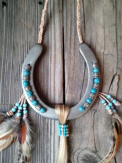 Instead of just hanging it up all plain and lackluster, why not convert it into a nice piece of home decor with these Ways To Repurpose Horse Shoe? Art Fer, Kule Ting, Horseshoe Crafts Projects, Horseshoe Projects, Native American Decor, Western Crafts, Hippie Man, Horseshoe Decor, Horseshoe Crafts