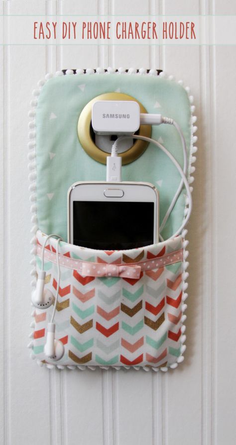 This easy DIY crafts Phone Charger is so easy to sew up and makes such a cute holder for your phone while it's charging! Diy Phone Charger, Diy Projektit, Projek Diy, Easy Crafts For Teens, Diy Sy, Projek Menjahit, Phone Charger Holder, Skirt Diy, Charger Holder