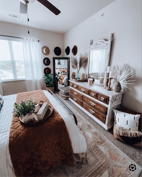 Hobo Home Decor Living Rooms, Midwest Bedroom Decor, Couples Bedroom Ideas With Vanity, Western Masterbed Room, Western Boho Tv Stand Decor, Natural Wood Bed Set, Aztec Master Bed, Big Farmhouse Bedroom Ideas, Texas Themed Bedroom