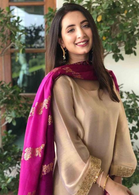 Komal Aziz Khan, Sidra Niazi, Komal Aziz, Pakistani Fancy Dresses, Pakistani Wedding Outfits, Pakistani Actresses, Salwar Kamiz, Pakistani Fashion Party Wear, Simple Pakistani Dresses