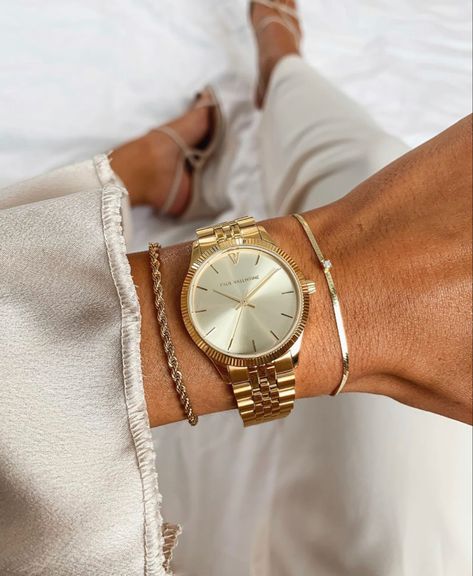 Golden Watch Women, Elegant Watches Women, Gold Dipped Jewelry, Black And Gold Watch, Arm Wear, Golden Watch, Rolex Watches Women, Gold Watches Women, Metal Watch