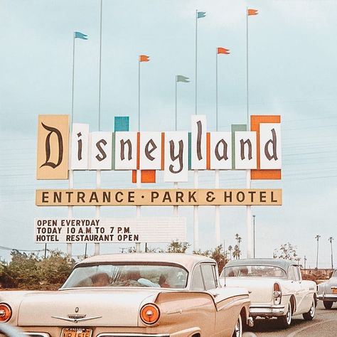 𝕕𝕚𝕤𝕟𝕖𝕪𝕝𝕒𝕟𝕕 𝕣𝕖𝕥𝕣𝕠 °o° on Instagram: “𝚝𝚑𝚎 𝚒𝚌𝚘𝚗𝚒𝚌 𝒅𝒊𝒔𝒏𝒆𝒚𝒍𝒂𝒏𝒅 𝒔𝒊𝒈𝒏 𝚘𝚗 𝚑𝚊𝚛𝚋𝚘𝚛 𝚋𝚘𝚞𝚕𝚎𝚟𝚊𝚛𝚍, 𝚌𝚒𝚛𝚌𝚊 𝟷𝟿𝟻𝟿 🤩🤍 ⋆ 𝚋𝚎𝚝𝚠𝚎𝚎𝚗 𝟷𝟿𝟻𝟾 & 𝟷𝟿𝟾𝟿, 𝚐𝚞𝚎𝚜𝚝𝚜 𝚌𝚘𝚖𝚒𝚗𝚐 𝚝𝚘 #disneyland 𝚠𝚎𝚛𝚎 𝚐𝚛𝚎𝚎𝚝𝚎𝚍 𝚠𝚒𝚝𝚑 𝚝𝚑𝚎…” Vintage Disneyland, Disneyland Vintage Poster, Disneyland Sign, Vintage Disney Art, Disney Wall Art, Disneyland Rides, Walt Disney Quotes, Happy Wallpaper, Disney Wall