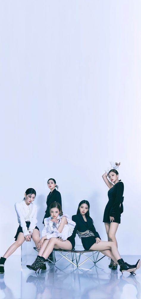 Itzy Yeji Baby Picture, Group Photo Poses, Itzy Wallpaper, Bel Art, Girls Room Wallpaper, Korea Wallpaper, Kpop Backgrounds, Huff And Puff, Photoshoot Pics