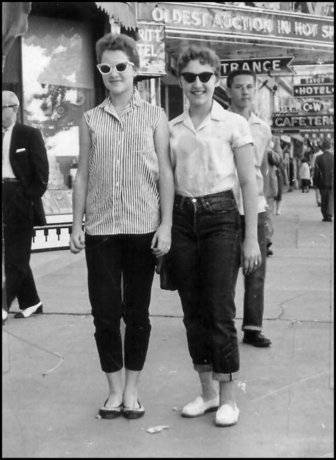 pedal pushers- Does that bring back memories, YES!! 1950s Pants, Mode Rockabilly, 1950s Women, 20th Century Women, Pedal Pushers, Look Retro, Fashion 1950s, Foto Vintage, Retro Stil