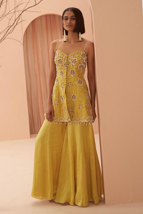 Indian Guest Wedding Outfit, Modern Bridal Gowns, Mehndi Outfit, Mehndi Outfits, Yellow Kurta, Kurta Sharara Set, Kurta Sharara, Floral Embellishment, India Wedding