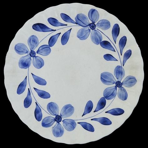 Blue Flower Dishes, Blue Floral Pottery, Ceramic Flower Painting, Blue Flower Pottery, Blue Clay Ideas, Blue Porcelain Pattern, Pottery Art Painting, Blue Pottery Designs, Floral Pottery