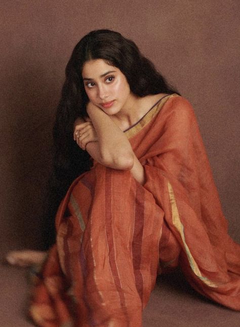 Ethereal Aesthetic Outfits, Retro Saree, Golden Retriever Girl, Vintage Photography Women, Floral Print Sarees, Janhvi Kapoor, Beauty Aesthetic, Saree Poses, Desi Fashion Casual