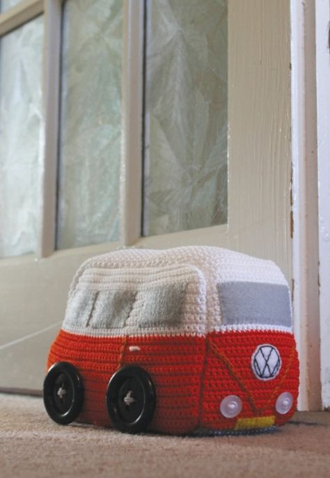 VW Van doorstop by Emma Varnam. To get pattern you must buy magazine from Inside Crochet Yarn Crafts, Amigurumi Patterns, Crochet Car, Vw Van, Crochet Home, Love Crochet, Vw Bus, Loom Knitting, Knitted Toys