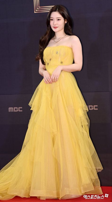 Red Carpet Fashion, Mbc Drama, Castle Aesthetic, Pretty China, Dress Sketches, Korean Hairstyle, Korean Actress, Character Design Inspiration, Classy Outfits