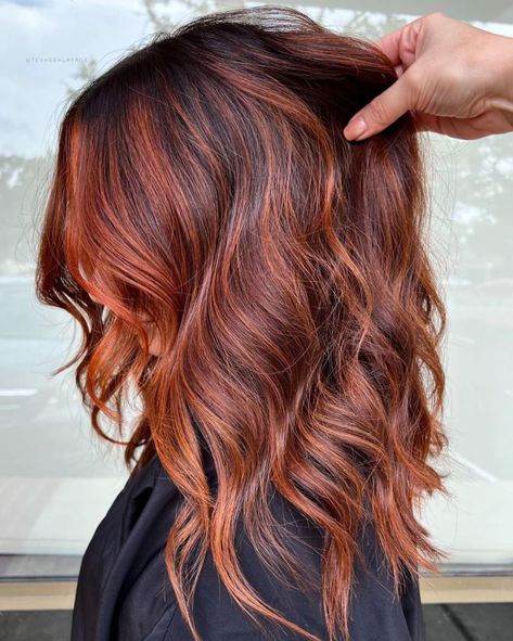 Shadow Root Red Brown, Brown Root Red Hair, Summer Red Balayage Hair, Balayage Brunettes Short Hair, Copper Hair With Dark Roots Red Ombre, Copper Hair With Dark Roots Brown, Red Hair With Brown Roots, Red Hair With Shadow Root, Balayage Copper Hair