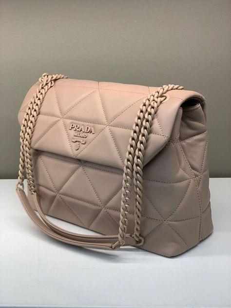 nude prada bag Tas Prada, Tas Gucci, Expensive Bag, Trendy Purses, Sacs Design, Luxury Bags Collection, Handbag Essentials, Tas Fashion, Girly Bags