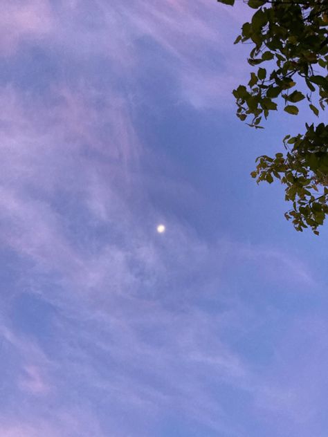 Morning Moon Aesthetic, Sky Morning, Morning Moon, Twilight Aesthetic, Love Sky, Moon Aesthetic, Cute Tumblr Wallpaper, Aesthetic Love, Tumblr Wallpaper