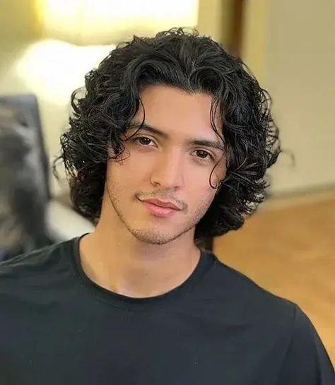 Wavy Hair Men: 25 Ideas for a Breathtaking Look Men’s Curly Hair Middle Part, Medium Curly Hair For Men, Medium Men’s Haircuts, Mens Curly Middle Part, Curly Hair Men Middle Part, How To Maintain Long Hair, Men’s Mid Length Curly Hair, Medium Curly Hair Men Mid Length, Type 3 Curly Hair Men