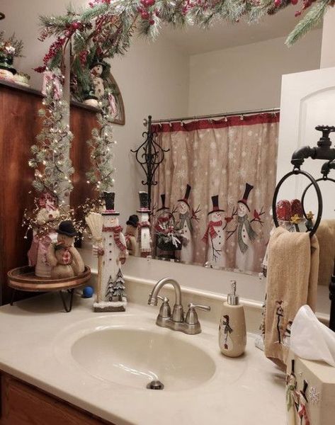 Natal, Christmas Theme Bathroom Decor, Christmas Bathroom Mirror Decorations, Christmas Decoration Above Cabinets, Mobile Home Christmas Decorating Ideas, Christmas Inside Decor Ideas, Top Of Cabinets Christmas Decorations, Christmas Bathroom Counter Decor, Christmas Decor On Top Of Fridge