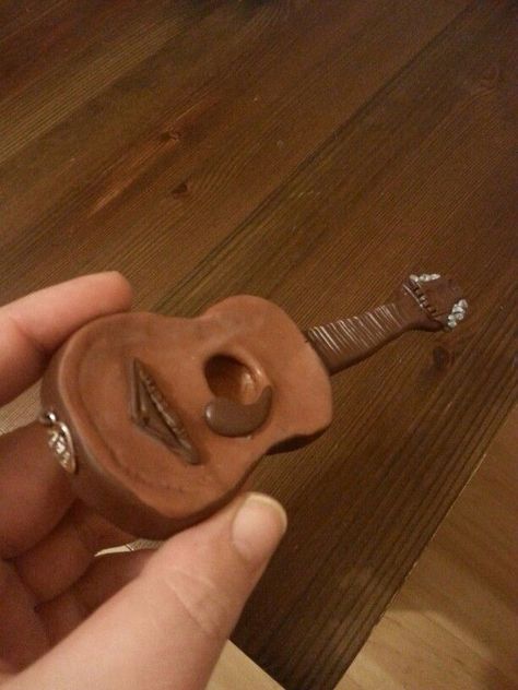 Fimo, Guitar Clay Art, Air Dry Clay Guitar, Polymer Clay Guitar, Clay Guitar, Ceramic Guitar, Clay Pipes, Diy Music, Fimo Polymer Clay