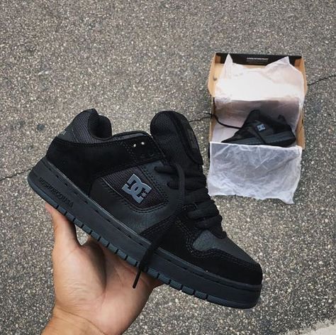 Chunky Skate Shoes, Dc Shoes Outfit, Dc Tenis, Tenis Dc, Dc Skate Shoes, All Black Shoes, Pretty Shoes Sneakers, Trendy Shoes Sneakers, Shoe Wishlist