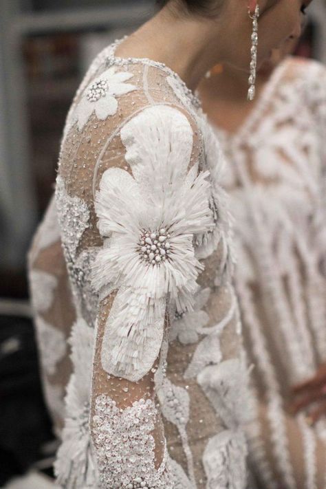 Embroidery Fashion Detail, Party Kleidung, Fashion Embroidery, Couture Embroidery, Stil Inspiration, Embroidery Fashion, Embroidery Ideas, Wedding Dress Inspiration, Fashion Details