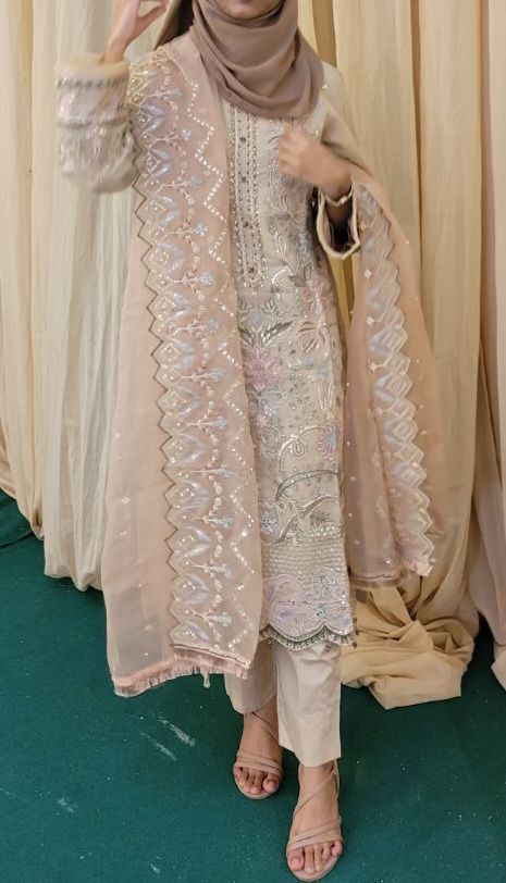 Salwar With Hijab, Nikkah Outfit, Pakistan Travel, Desi Fashion Casual, Pakistani Fashion Casual, Pakistani Fancy Dresses, Fancy Dresses Long, Pakistani Fashion Party Wear, Pakistani Dresses Casual