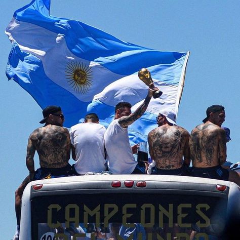 TNT Sports Argentina on Instagram: "Por si querías un nuevo fondo de pantalla... LIONEL MESSI, LA BANDERA ARGENTINA Y LA COPA 😍 CAMPEONES DEL MUNDO 🇦🇷🏆 #TNTSportsMundial" Rotterdam, L Messi, Argentina Football Team, Argentina Team, Argentina World Cup, Dani Alves, World Cup Trophy, Argentina Football, Victory Parade