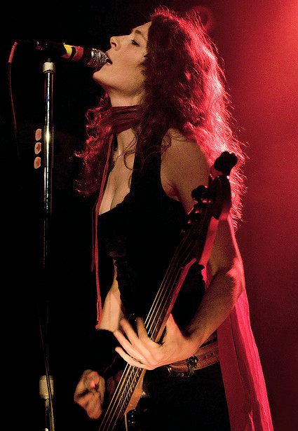 Melissa Auf Der Maur (born: March 17, 1972, Montreal, Canada) is a Canadian bass player, musician, singer, songwriter, photographer and actress. She has been the bass player for Tinker, Hole, Constant Comment, the Smashing Pumpkins, Team Sleep, The Chelsea, Hand Of Doom and Auf der Maur. Tumblr, Symphonic Metal Aesthetic, Mellisa Auf Der Maur, Melissa Auf Der Maur, Chica Punk, Bass Players, Women Of Rock, Guitar Girl, Smashing Pumpkins