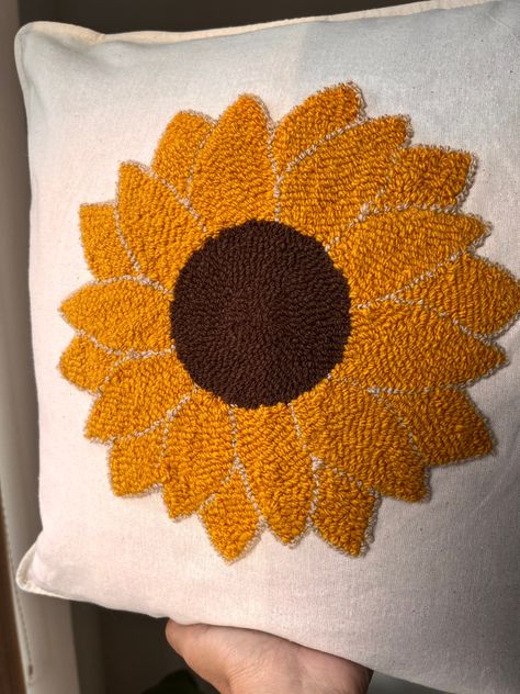 Sunflower Punch Needle, Punch Needle Pillow Diy, Punch Needle Pillow, Tufted Pillow, Needle Pillow, Daisy Wall Art, Sunflower Drawing, Case Diy, Needle Embroidery