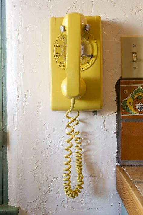 Retro Wall Phone, Retro Phone Decor, Upcycling, Old Rotary Phones, Rotary Phone Art, Vintage Rotary Phone, Old Phone Aesthetic Vintage, Rotary Phone Aesthetic, Rotary Phone Tattoo