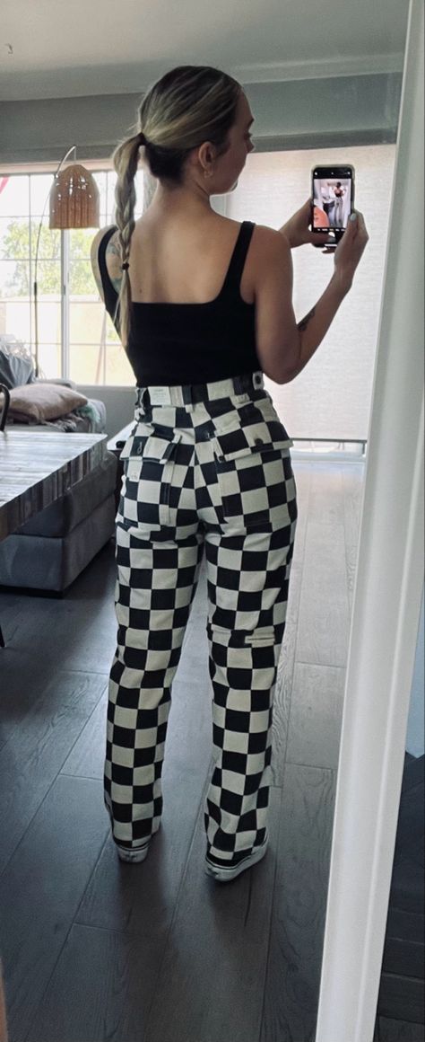 Checker Outfit Women, Checkered Vans Outfits Women, Chequered Trousers Outfit, Trendy Salon Outfits, Checkerboard Pants Outfit, Edgy Girly Aesthetic, Checker Pants Outfit, Black And White Outfit Ideas Casual, Checkered Outfit Ideas