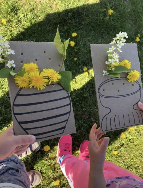 Make a nature walk collector from cardboard Summer Crafts, Flower Vase Crafts, Flower Crafts Kids, Spring Camping, Vase Crafts, Spring Activities, Nature Crafts, Craft Activities For Kids, Walking In Nature