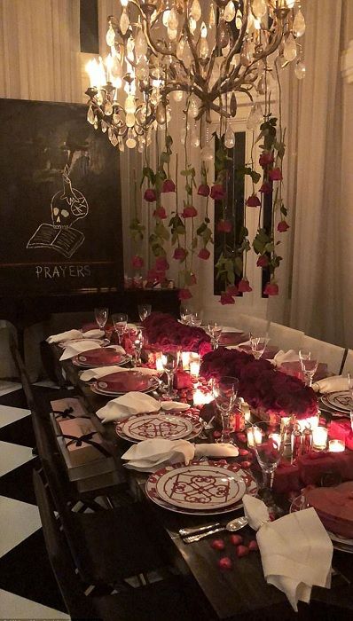 Khloe Kardashian valentines day dinner table Valentine Dinner Decorations, Valentine Dinner Party, Simple Table Decorations, Valentines Dinner, Valentinstag Party, Table Decoration Ideas, Galentines Party, Valentine Dinner, Dinner Table Setting