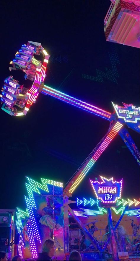 Fair Pictures Ideas Black, Carnival Wallpaper Aesthetic, Fair Photos Aesthetic, Carnival At Night Aesthetic, Fair Rides At Night, Fair Night Aesthetic, Fair Rides Aesthetic, Carnivalcore Aesthetic, The Fair Aesthetic