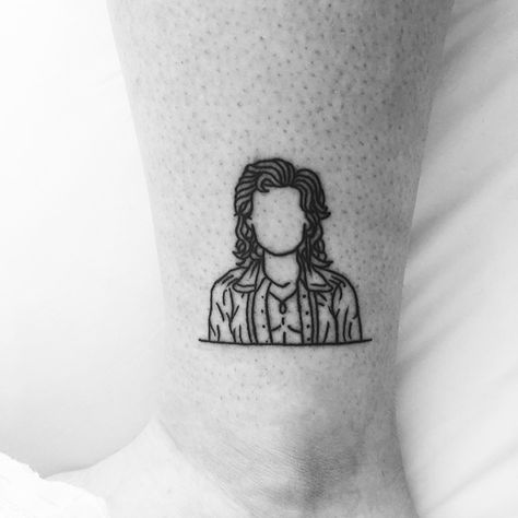 Stranger Things' Billy Hargrove minimal line horror tattoo. Design by Sofia Ayuso Billy Hargrove Tattoo, Horror Tattoo Design, Cosmetology Tattoos, Serendipity Tattoo, St Tattoo, Stranger Things Tattoo, Billy Hargrove, Minimal Drawings, Dacre Montgomery